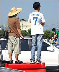 김 체칠리아 수녀가 마을 주민들과 담소를 나누고 있다