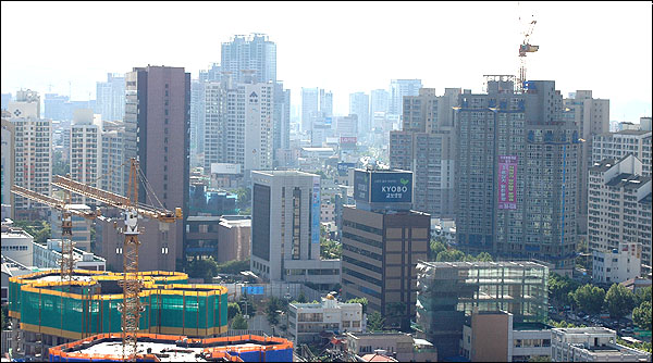 수성구의 고층...사진 왼쪽에 대구은행 본점이 보인다.