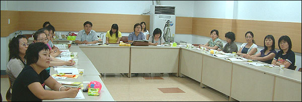 [학부모 도서관학교] 강의를 듣고 있는 어머니들과 서창환씨(중간쯤)...7.9 동구 안심1동사무소 회의실