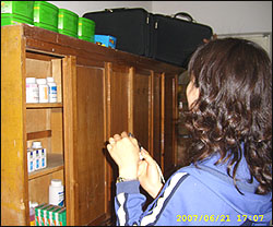 온정리 인민병원의 약품창고..모두 남한에서 지원해 준 약품들이지만, 그 마저도 매우 초라하고 열악한 형편이었다.