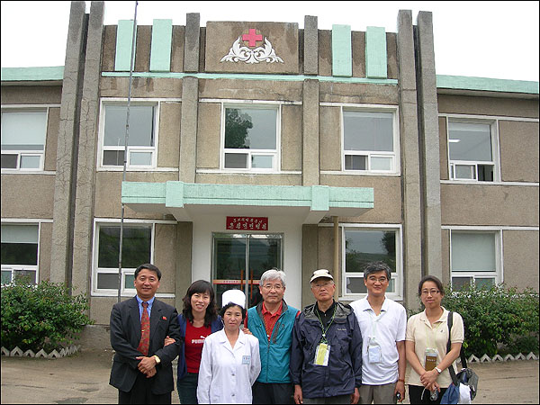 온정리 인민병원...(사진 왼쪽부터) 병원 명예원장(당간부), 통일부 주무관, 병원장(여), 김문봉 대구대 교수, 장주효 대구팔공문화원장, 필자, 김현경 국제보건의료재단 팀장.
