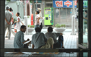 김 체칠리아 수녀가 마을 주민들과 담소를 나누고 있다