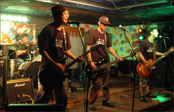 (사진 왼쪽부터) 드럼 박성채, 기타 조상현, 베이스 구진모, 기타 이영철..(2007.9.8 공연. 클럽 헤비)