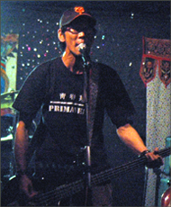 '나는 조선의 극모다'극모, 구진모(31. 베이스.보컬.리더)