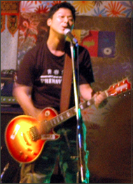 극철, 이영철(31.기타.보컬)