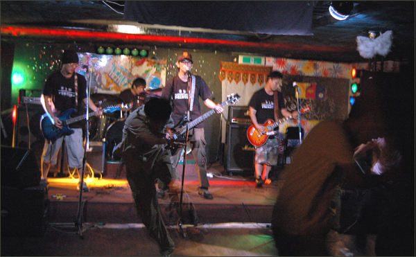 대구밴드  공연과 춤추는 관객...2007.9.8 대구 대명동 계대 맞은 편 '클럽 헤비'