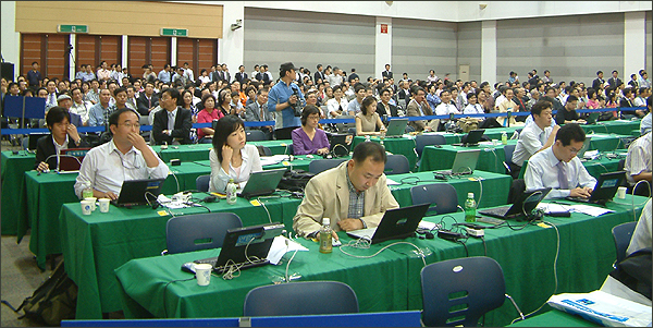 토론회가 열린 대구전시컨벤션센터에는 300여명이 참석했다. 앞쪽은 기자석.