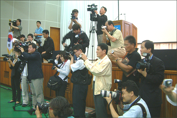 행사장 첫줄에 앉은 박근혜 전 대표를 취재하는 기자들..