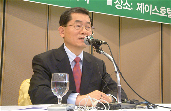 기자간담회에서 질문에 답하고 있는 문국현 후보..(2007.10.17)