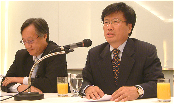 문국현 후보 지지 의사를 밝히고 있는 경북대 김형기 교수...사진 왼쪽은 계명대 김무진 교수