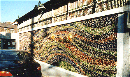 병조각 벽화..갈색은 맥주병 조각, 녹색은 소주병 조각, 파란색은 타일 조각으로 만들었다.