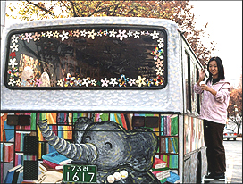 '10원' 주고 산 이동도서관 '코코버스'..버스 창 반짝거리는 건 모두 과자봉지로 만들었다.