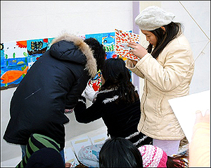 동구 덕성놀이터 꾸미기..동구청이 벽면 도색을, 아이들과 작가들, 주민들이 함께 1200장의 조각그림으로 완성했다.