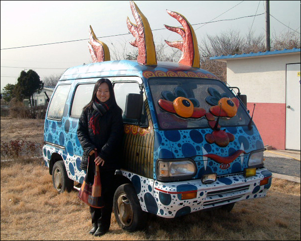 삽살이 집 작업..세계 처음으로 삽살개에게 '전용 승용차'를 성탄절에 선물했다. (사진. 평화뉴스 기사. 2006)