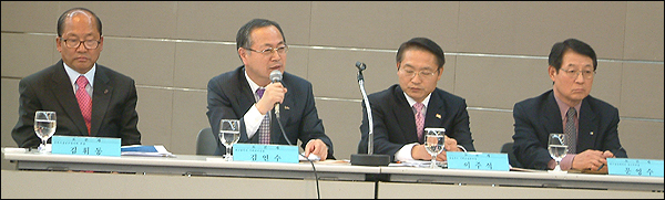 (왼쪽부터) 김휘동 안동시장, 김연수 기획관리실장, 이주석 기획조정본부장, 문영수 대구상의 상근부회장