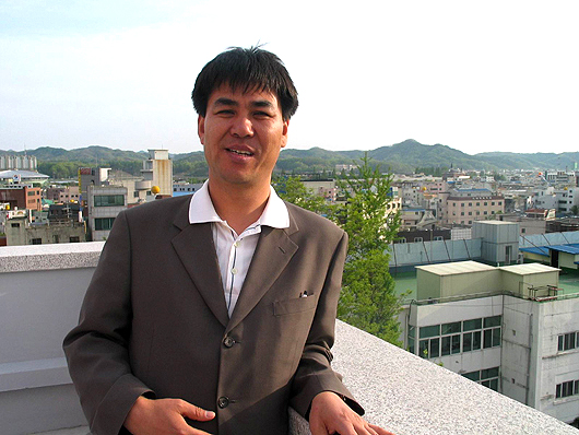 안동시내가 내려다 보이는 목성동성당에 선 김헌택(48)씨.