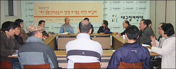 김 체칠리아 수녀가 마을 주민들과 담소를 나누고 있다