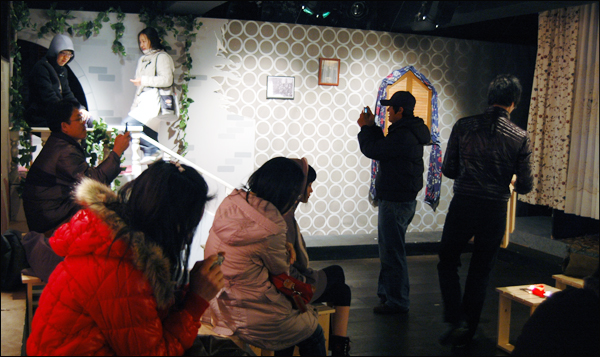 무대와 객석이 가깝다..관객들은 앉고 싶은 자리에 의자를 놓고 앉으며 사진을 찍는다. '예술극장 온' 내부