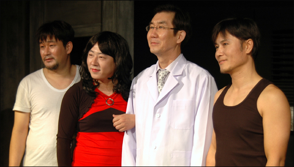 까메오로 출연한 박재춘씨(의사 역)...(왼쪽부터) 손성호.박상희.박재춘.천정락