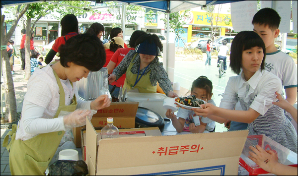먹거리코너에서 떡볶이와 김밥을 팔고 있는 이수정씨(사진 맨 왼쪽)