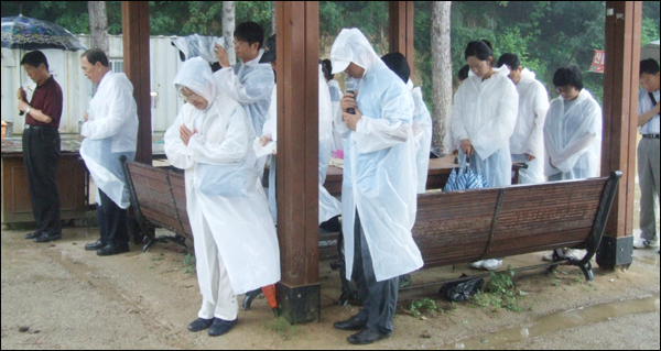 김 체칠리아 수녀가 마을 주민들과 담소를 나누고 있다