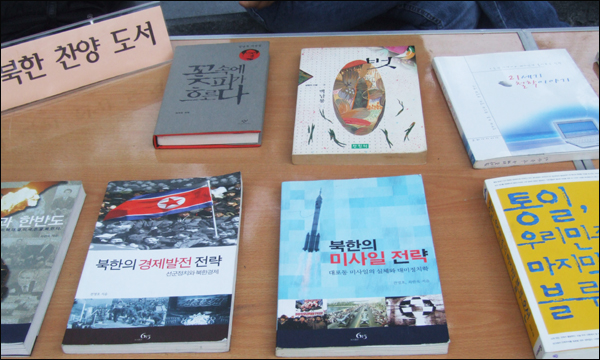 김 체칠리아 수녀가 마을 주민들과 담소를 나누고 있다