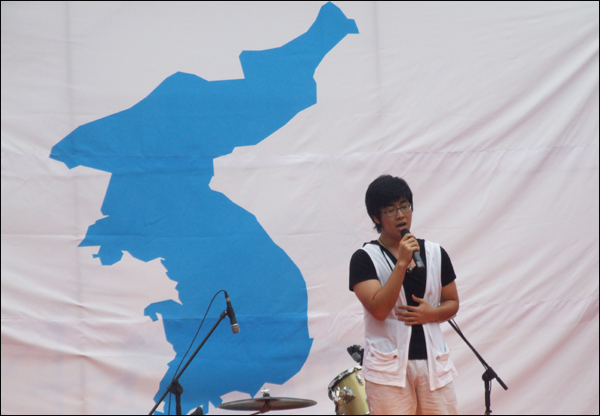 통일노래자랑에 참여한 한 시민