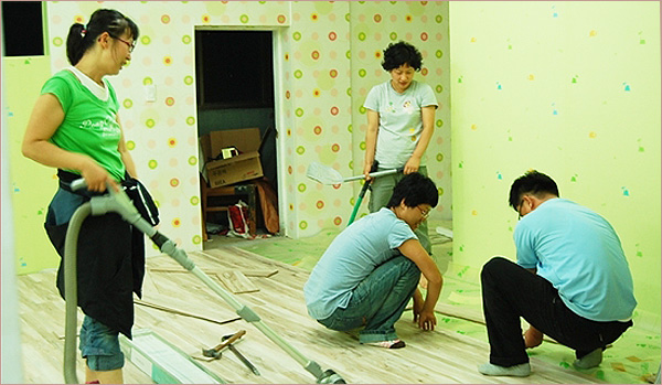 마루바닥 공사...아빠들이 재료만 구입해 손수 했다.(사진제공.대구참여연대 동구주민회)