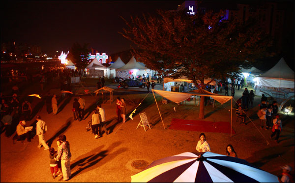 2008대구컬러풀축제...희망교와 중동교 사이, 루미나리에 빛을 따라 시민 참여행사가 마련됐다.