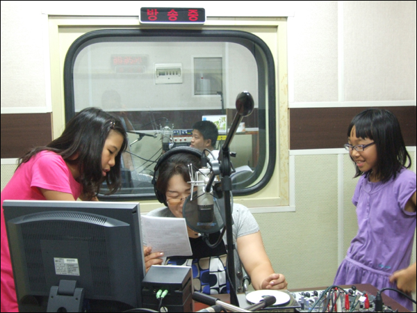 동네 주민과 어린이들이 성서공동체FM에서 직접 원고를 읽어보며 방송 체험을 하고 있다.(2008.8.23 오후)