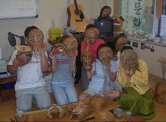 '하회탈 만들기' 전통문화강좌에 참여한 아이들.(사진제공. 생활문화장터 지킴이)