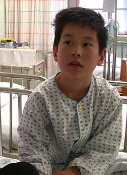동산병원에 입원중인 정현빈 어린이. (10.평리초교3)