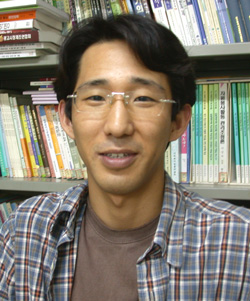 산격종합사회복지관의 [2004난장-일상에 시비걸기] 청소년 기획단을 맡고 있는 사회복지사 김영습(30)씨.