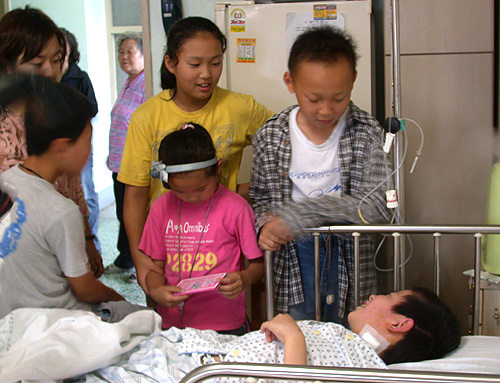임파선 수술을 받은 뒤 병문안 온 공부방 친구들과 함께..(7.2.사진.평화뉴스 배선희 기자)