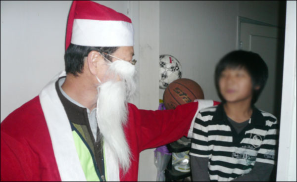 대구 성서지역 사회복지사와 직장인들이 오는 22일과 24일 산타로 깜짝 변신한다. 사진은 지난해 '몰래몰래 크리스마스' 행사(사진제공.신당종합사회복지관)