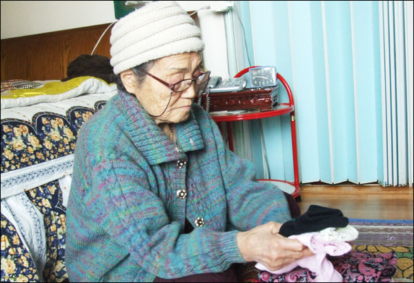 20여년을 홀로 지내온 강대영(88) 할머니..할머니는 겨울이면 더 고독하다고 했다(사진.남승렬 기자)