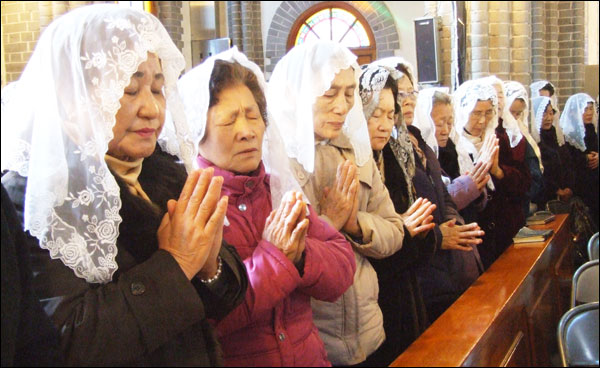 故 김수환 추기경 추모 미사에서 기도하는 신자들(2009.2.17 대구 계산성당 / 사진.남승렬 기자)