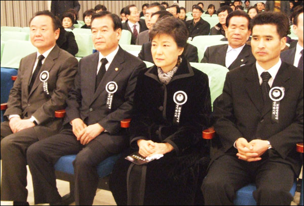 왼쪽부터 주성영.서상기.박근혜 의원, 윤석기 참사대책위원장