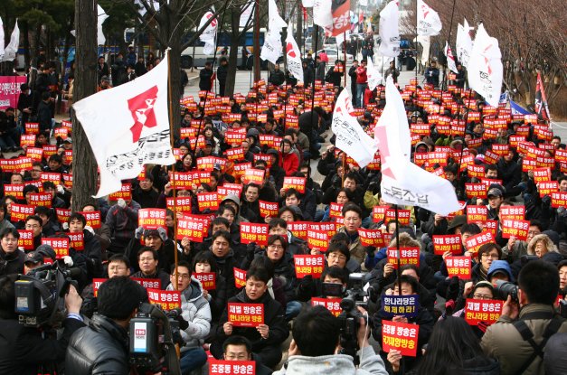 25일 오후 서울 여의도 국회앞에서 열린 전국언론노동조합의 총파업 5차 결의대회에 참석한 500여 언론노동자들이 한나라당의 미디어법 기습 직권상정에 맞서 총파업 투쟁을 벌일 것이라고 밝혔다. ⓒ언론노보 이기범기자