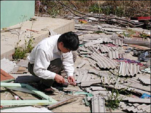 슬레이트가 방치된 용계동 철거예정지역에서 샘플 취재(사진.대구환경운동연합)