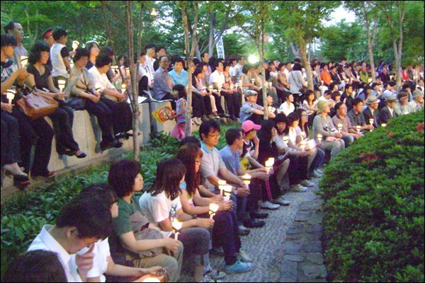 저녁 8시가 가까워오자 시민들이 촛불을 켜기 시작했다.(사진.유지웅 기자)