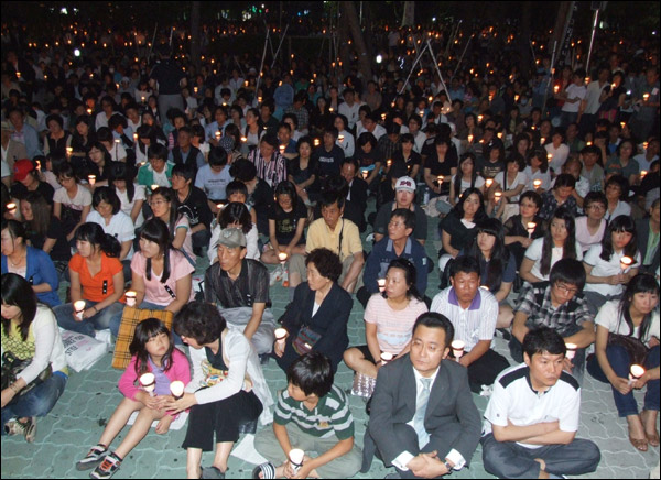 대구 2.28공원을 가득 메운 1,200여명의 사람들이 촛불을 밝히고 노 전 대통령을 추모하고 있다(사진.남승렬 기자)