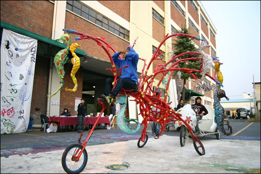 지난 해 10월 구 KT&G건물에서 열린 예술난장 행사에서 아트바이크 팀이 자전거 퍼레이드를 벌이는 모습(사진.김종현씨)