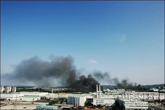 경찰이 공장으로 진입한 5일, 공장에서 검은 연기가 치솟고 있다.ⓒ 민중의소리 김철수 기자