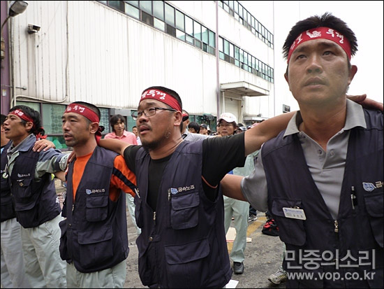 6일 노사협상을 타결짓고 농성을 풀고 있는 쌍용차 노조. 한상균 지부장을 비롯한 지도부의 눈가에 눈물이 고였다.ⓒ 민중의소리