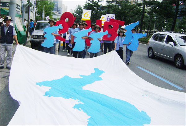 집회 참가자들이 한나라당 대구시당 앞에서 '통일문화제'가 열리는 대구백화점 쪽으로 행진하고 있다(사진. 평화뉴스 유지웅 기자)