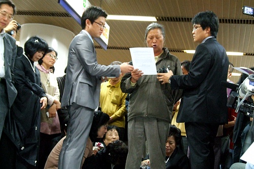 28일 용산 농성자에 대한 선고공판 직후, 조희주 용산 범대위 공동대표가 범대위 측의 입장을 밝히고 있다 (사진=손기영 기자)