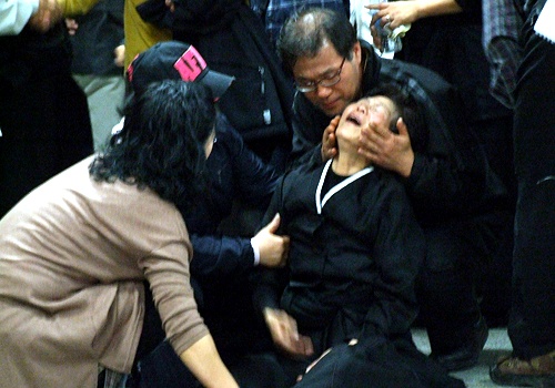 이충연씨의 어머니인 전재숙 씨가 오열하고 있다 (사진=손기영 기자)