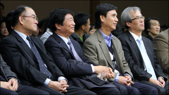 (왼쪽부터) 추연창 당원당기위원장, 김진태 대구시당위원장, 유시민 전 보건복지부장관, 김충환 전 청와대 비서관 국민참여당 / 대구시당 창당대회(2009.12.26 대구엑스코) 사진.국민참여당