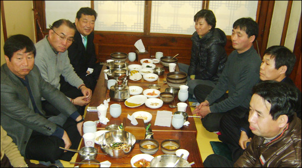 대구시내 한 식당에 만난 대구 야5당 대표.사무처장과 시민단체 대표(2010.1.25)/ (왼쪽부터 시계방향) 국민참여당 김진태 위원장.추연창, 민주당 이승천, 진보신당 김광미, 민주노동당 이병수, 창조한국당 김귀현, 대구시민단체연대회의 오완호 상임대표 / 사진. 평화뉴스 유지웅 기자